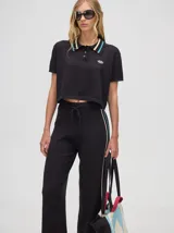 Pantalón de algodón color rojo, de corte holgado y pierna ancha, con pretina elástica y rayas bicolores al costado.