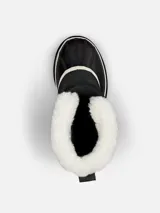 Bota de nieve Sorel modelo Caribou, con diseño impermeable de caña media. Presenta una parte superior de nubuck negro con costuras selladas, cordones frontales y una base de goma vulcanizada resistente. Incluye un forro interior de fieltro y detalle de pelo sintético en el borde superior.