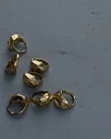 Anillo ancho de alpaca color plateado, con diseño irregular y textura rugosa. Pieza hecha a mano.