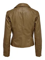 Campera biker corta de cuero sintético negro con cierre frontal asimétrico, solapas con muesca, bolsillos con cierre y detalles acolchados en las mangas.