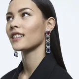 Par de caravanas de clip con cristales multicolores de talla octogonal superpuestos y engarzados en baño de rodio. Diseño de la directora creativa Giovanna Engelbert para la Collection I.
