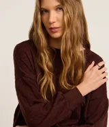 Suéter marrón de punto con textura diferenciada, cuello redondo y mangas abullonadas.