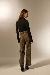 Pantalon de jean de corte recto y tiro alto, con estampado de piel de serpiente en tonos marrones.