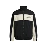 Campera Nike Sportswear Club de estilo deportivo, con cierre frontal completo y cuello alto. Presenta un diseño de bloques de color en negro y beige, con el logo de la marca estampado en el pecho.