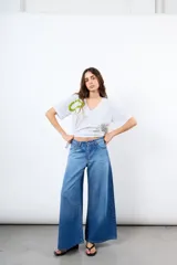 Pantalón jean de corte wide leg, tiro medio y color azul con lavado clásico.