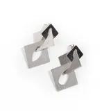Aros colgantes plateados con forma de cuadrados entrelazados y perforaciones ovaladas. Cierre con tuerca a presión.