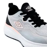 Championes Umbro Stics para mujer, color gris con detalles en negro y rosa, diseñados para running y entrenamiento.