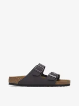 Sandalias Birkenstock Arizona de cuero sintético color gris oscuro, con dos correas ajustables con hebillas metálicas plateadas y plantilla anatómica de corcho y látex. Suela de goma EVA.