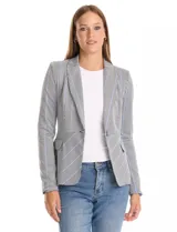 Blazer entallado de tejido jacquard con estampado de pata de gallo en tonos blanco y negro. Presenta cuello con solapas clásicas, cierre frontal con un botón, bolsillos delanteros con solapa y forro interno a tono.