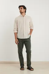 Pantalón de corte recto, color azul marino, confeccionado en 50% algodón y 50% lino.