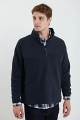 Sweater azul de polar con cuello alto y cierre parcial con cremallera.