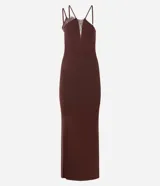 Vestido largo de punto color marrón, con escote asimétrico, breteles finos y detalle de encaje en el pecho. Presenta un corte ajustado al cuerpo con una abertura lateral en la falda.
