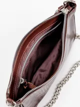 Cartera pequeña de cuero color beige, de diseño estructurado con base redondeada, cierre superior con tirador de cuero y correa de cadena metálica plateada.