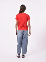 Remera de manga corta color verde bosque con cuello redondo y estampado frontal en blanco que dice "JUST A GIRL AND HER DOG".