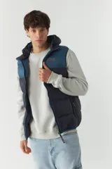 Chaleco inflable con capucha, color azul y azul marino, con cierre frontal y bolsillos laterales.