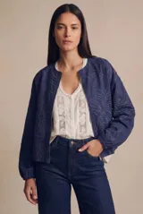 Campera tipo bomber color azul, con cierre frontal y diseño de bordado floral en toda la prenda. Presenta puños y ruedo con elástico, y un corte holgado.