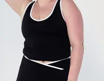 Musculosa negra con cuello redondo y ribete blanco en cuello y sisas.