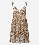 Vestido corto de corte godê confeccionado en tejido de tule con estampado animal print de leopardo. Presenta breteles finos, escote en V y diseño fluido con forro interno.