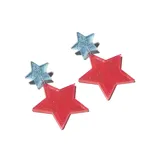 Par de aros colgantes con forma de estrella, hechos de acrílico con glitter. Cuentan con una estrella pequeña celeste y una estrella grande roja.