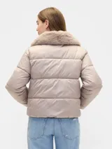 Campera puffer corta de color beige, con cuello de pelo sintético al tono, cierre frontal con cremallera y bolsillos laterales.