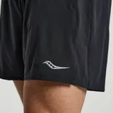 Short de running negro con logo reflectivo en blanco.