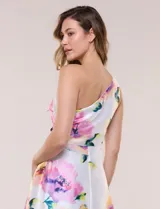 Vestido midi de tafeta blanca con estampado floral en tonos rosados, amarillos y morados. Presenta diseño de un solo hombro, corte en la cintura y falda evasé con vuelo.