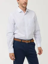 Camisa de manga larga RKF modelo Easy Life, de color blanco con patrón de cuadros sutiles en tonos azulados. Cuenta con cuello italiano, cierre frontal de botones, bolsillo en el pecho con el logo bordado de la marca y calce regular.