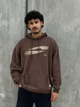 Canguro marrón con capucha ajustable con cordones y bolsillo tipo canguro.