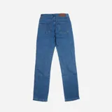 Pantalón de jean skinny de tiro medio, color azul, con bolsillos clásicos y cierre frontal con botón y cremallera.