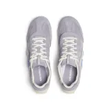 Championes de perfil bajo Merrell Relay Fly Vent, color lila con detalles en blanco y suela de caucho texturizada. Combinan empeine de ante y malla transpirable, con cierre de cordones tradicional.