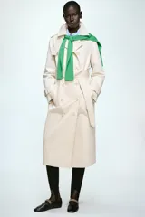 Bailarina plana de piel negra, con punta cuadrada y tira elástica en el empeine adornada con un detalle metálico trenzado dorado.