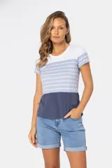 Remera de cuello redondo con bloques de color rosa, blanco a rayas y celeste.