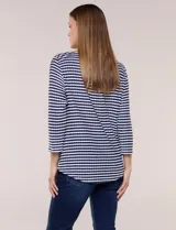 Blusa de tejido de punto acanalado con diseño de rayas horizontales en color azul marino y blanco. Presenta cuello bote, mangas tres cuartos y ruedo curvo.