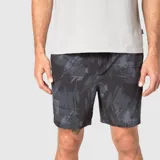 Short deportivo con calza interior incorporada, confeccionado en tejido de secado rápido con estampado abstracto en tonos oscuros. Cuenta con cintura elástica y cordón ajustable.