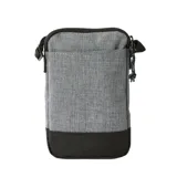 Morral Rip Curl gris con detalles en negro. Presenta un bolsillo frontal con cierre y logo de la marca estampado.