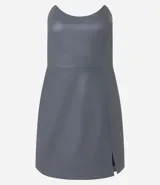 Vestido corto negro sin breteles confeccionado en material sintético con abertura en la pollera.