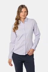Camisa de manga larga entallada, confeccionada en una mezcla de algodón con spandex. Presenta cuello clásico, cierre frontal con botones al tono y puños abotonados.