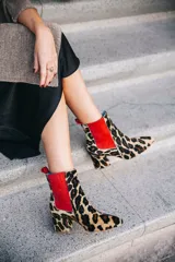 Botines de cuero con estampado animal print, con elástico lateral rojo y taco cuadrado.