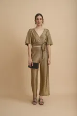 Pantalón palazzo dorado metalizado con lazo en la cintura.