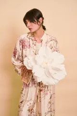 Campera bomber de satén con estampado floral y de aves, cuello mao y cierre frontal.