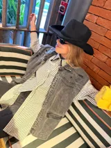 Chaleco de jean gris con bordados de caballos y estrellas en hombros y espalda.