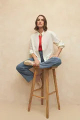 Camisa blanca texturizada de manga larga y cuello mao, con botones de nácar.