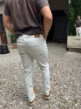 Pantalón de jean color hueso, corte recto y tiro medio.