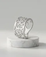 Anillo de plata 925 con diseño calado de motivos curvos y entrelazados, de banda ancha.