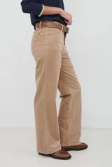 Pantalon de corte recto confeccionado en pana, con cintura media y cierre frontal.