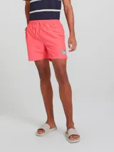 Short de baño color rosa con cordón ajustable en la cintura y estampado de un trago en la pierna izquierda.