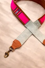 Correa intercambiable para bolso, confeccionada en una combinación de cuero marrón, gamuza color verde oliva y tejido de aguayo con motivos andinos multicolores. Incluye ganchos metálicos tipo mosquetón en los extremos.