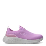 Championes Umbro de estilo slip-on, confeccionados en tejido de punto transpirable color lila. Presentan un diseño sin cordones con suela de goma blanca y logo de la marca aplicado en el lateral.