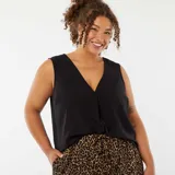 Blusa negra sin mangas con escote en V cruzado.