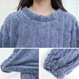 Conjunto de pijama de dos piezas confeccionado en plush suave con textura de ochos. Incluye una remera de manga larga con cuello redondo y un pantalón de corte recto con cintura elástica.